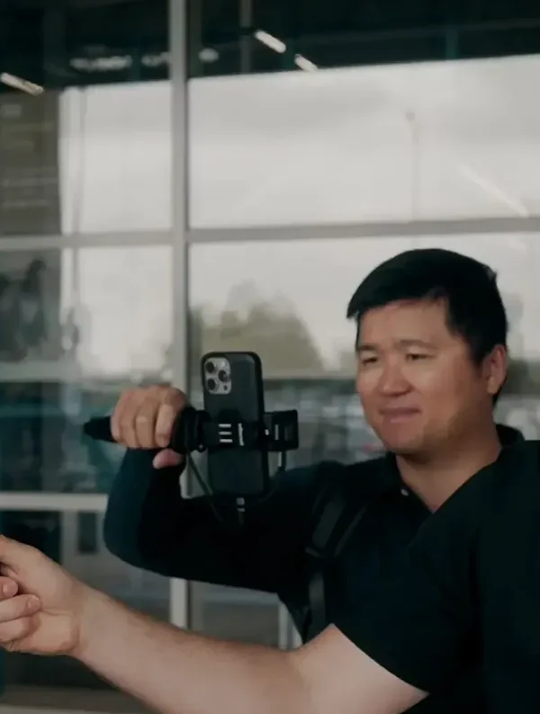 Stéphane Thanasack filme une interview client avec un smartphone stabilisé.